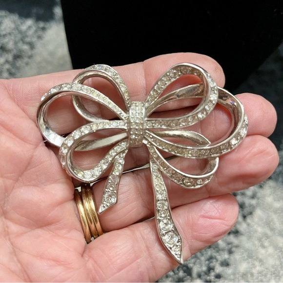 Vintage Kenneth Jay Lane Clear Rhinestone Large Bow Brooch, Signed - Picture 6 of 7